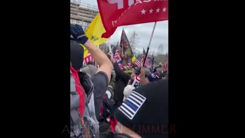 Jan 6 US Capitol - Guy calls for more instigators to come up to the police line