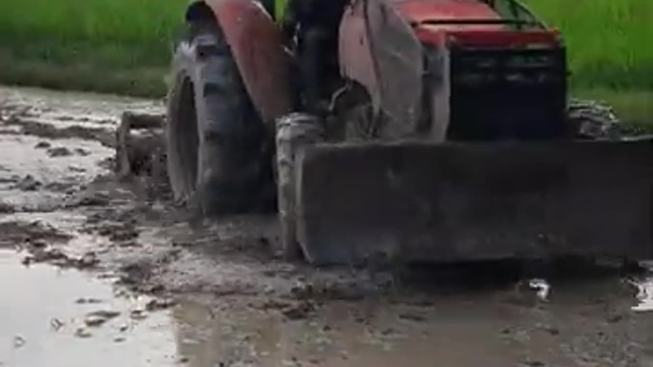 Tractor Machinery VS Mud