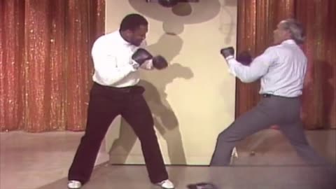Boxer Joe Frazier Wants Johnny Carson to Hit Him in the Face, #tonightshow #johnnycarson