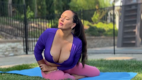 Yoga & Stretching in Nature ｜ 5 Min ｜ Guided Meditation [4K]