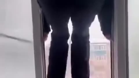 Hedhje “me kokë” nga dritarja, në “detin e bardhë”! Rusia thyen rekordin e borës