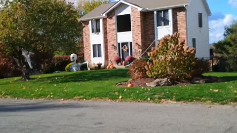 Come see some Fall and Halloween decorations with me on my run!