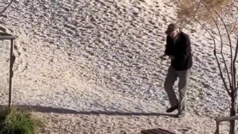 This old man cupped seawater in his hands so his wife could touch it again.. 🥺