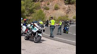 Motociclista evade con precisión un control policial en España