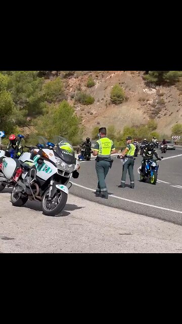 Motociclista evade con precisión un control policial en España