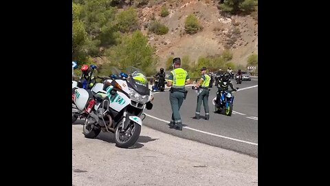 Motociclista evade con precisión un control policial en España 