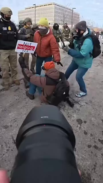 Chỉ huy biên phòng Greg Bovino dẫn đầu một cuộc tấn công toàn diện chống lại những kẻ kích động...