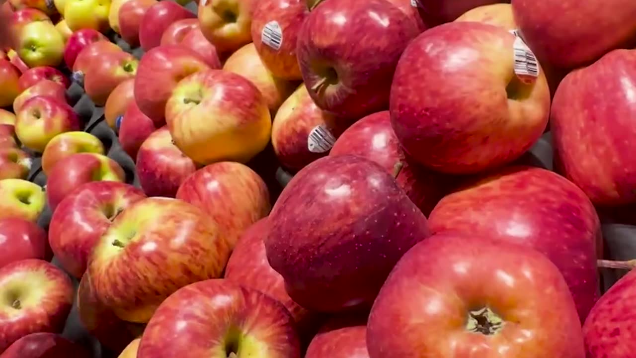 Cutting an apple with ONLY one finger 😮