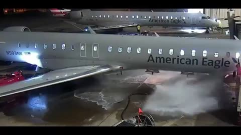 Breaking Aviation News & Videos - Ground worker loses control of the refueling hose at Dallas Fort W