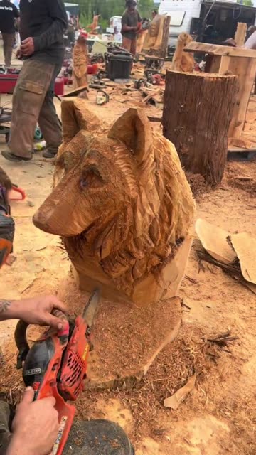 Chainsaw art into a bear.