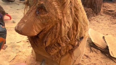 Chainsaw art into a bear.
