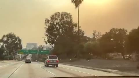 🔥 Unbelievable Smoke Footage: Man Captures Nature's Fury 📹