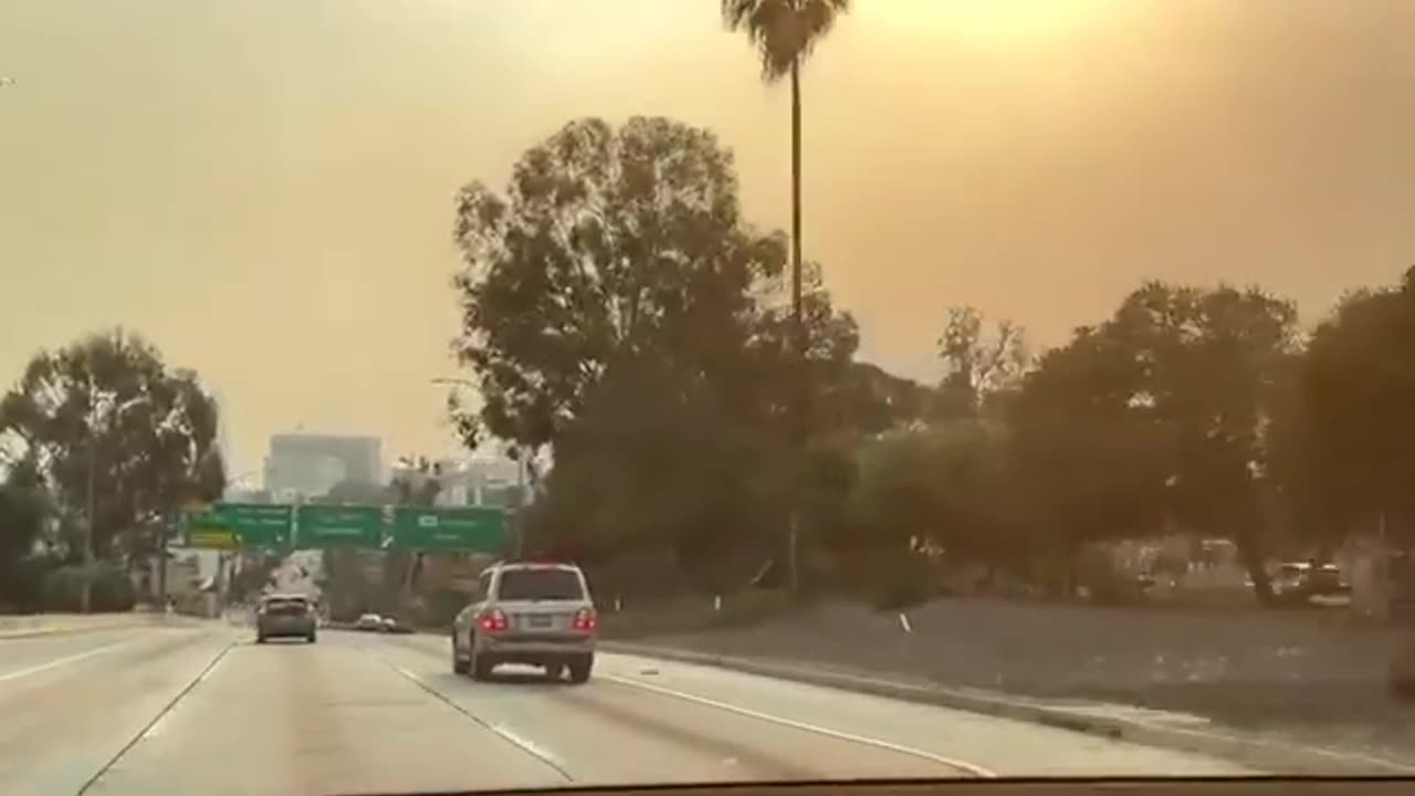 🔥 Unbelievable Smoke Footage: Man Captures Nature's Fury 📹