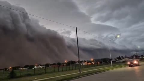 Errësohet qielli në mes të ditës në Argjentinë, krijohet mur gjigant pluhuri në Buenos Aires