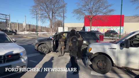 Các nhân viên ICE vừa lôi một người đàn ông ra khỏi xe và bắt giữ anh ta ở Minneapolis.