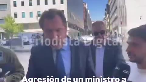 España:Un ministro español agrede a un periodista
