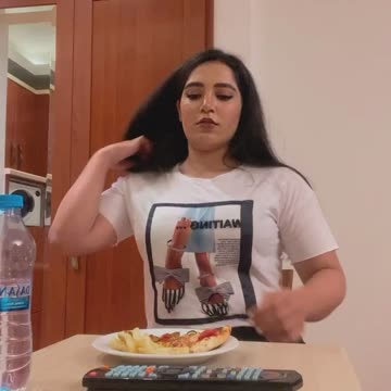 Wtf is wrong with her?😂0.o