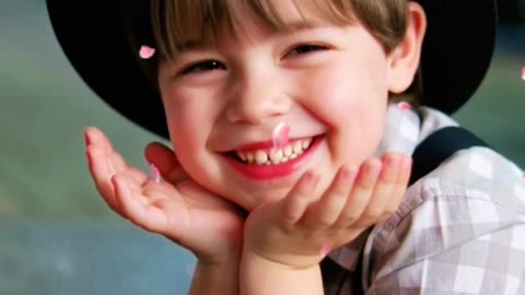 ♡A little boy curious about an old radio abandoned on the street.