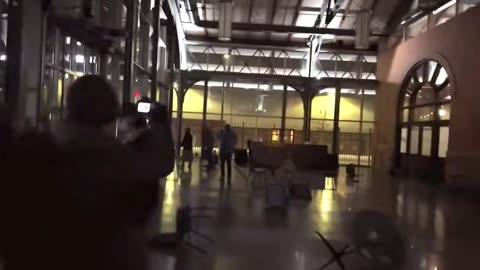 🚨 BREAKING: RIOTERS NOW BREAKING INTO BUSINESSES IN DOWNTOWN MINNEAPOLIS