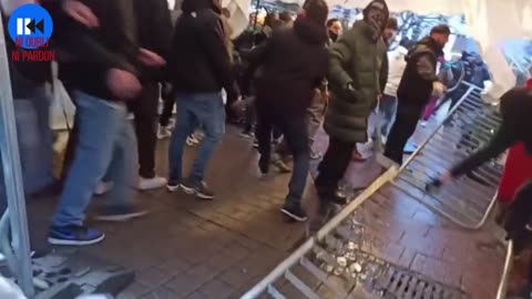 Des opposants au pass sanitaire envahissent un marché de Noël à Luxembourg