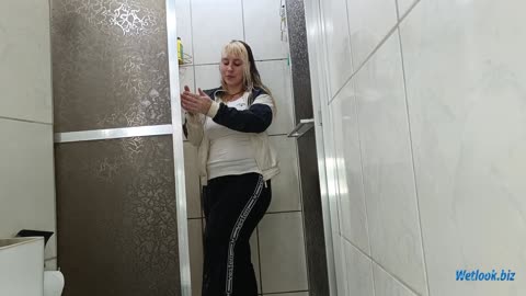 Wetlook shower girl