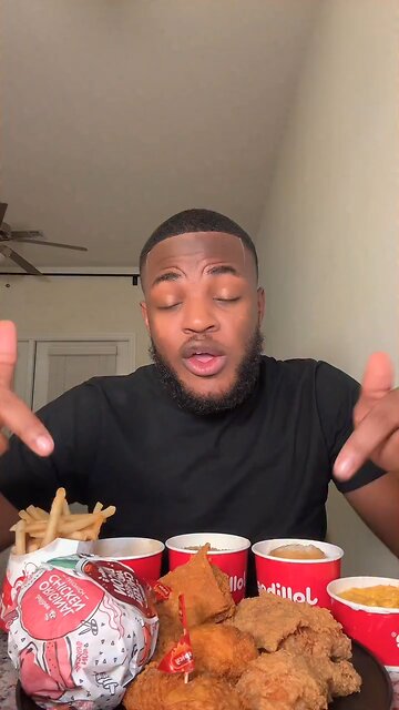 Follow for more ASMR videos🌮🍟 Credits: @grayfoodie_ #mukbang #asmr #fastfood #asmreating