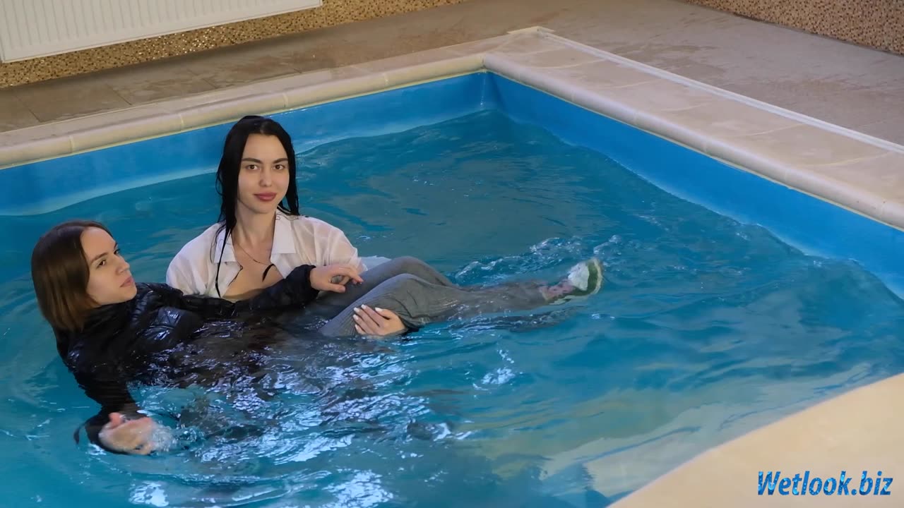 Wetlook girls in group