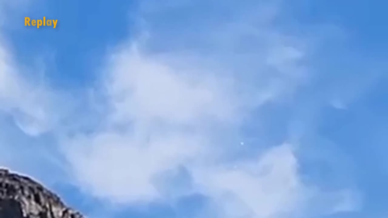 Lors de la diffusion en direct, un OVNI est soudainement apparu autour du volcan.