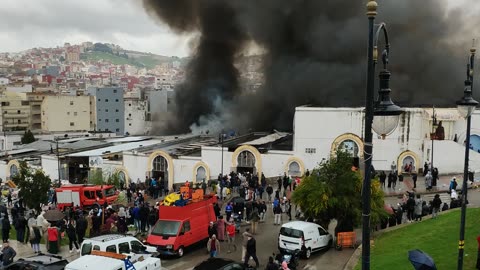 حريق هائل بسوق بني مكادة الجديد بطنجة ويتسبب في خسائر مادية كبيرة 22 02 2025