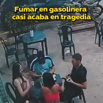 Un hombre enciende un cigarrillo en una gasolinera y casi provoca una tragedia