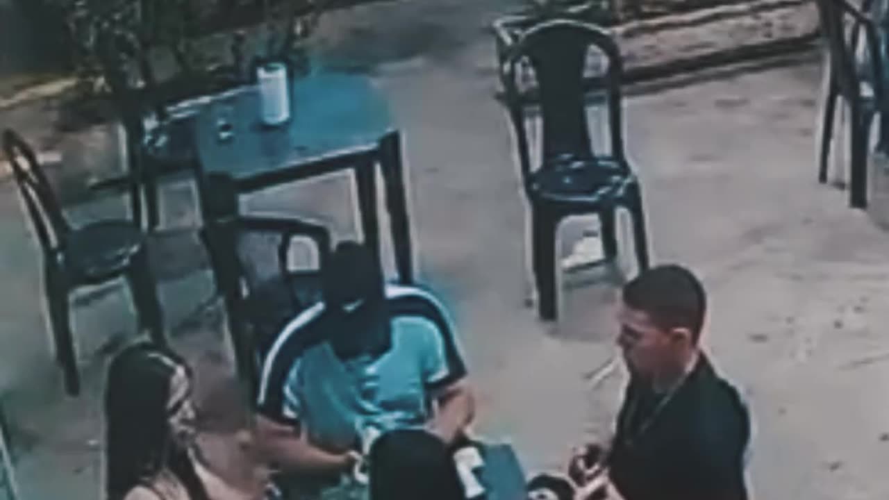 Un hombre enciende un cigarrillo en una gasolinera y casi provoca una tragedia