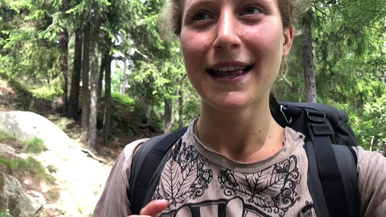 Barefoot walk around the lake👣