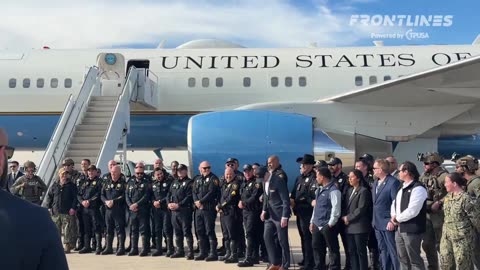 Bộ trưởng Chiến tranh Pete Hegseth chụp ảnh cùng cảnh sát địa phương. Cảnh sát lại được tôn trọng.