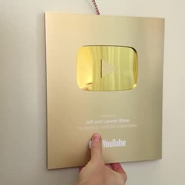 Genius way to hang a picture frame on wall