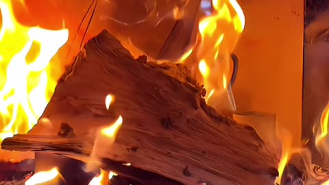 🔥 Holz und Papier in Flammen: Ein faszinierendes Feuer-Spektakel! 🌟