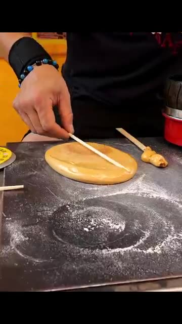 🔥 Best Dalgona Candy Stall in Korea?! They Sell 1,000 a Day — Sugar Art Perfection! 🍬🇰🇷 #shorts