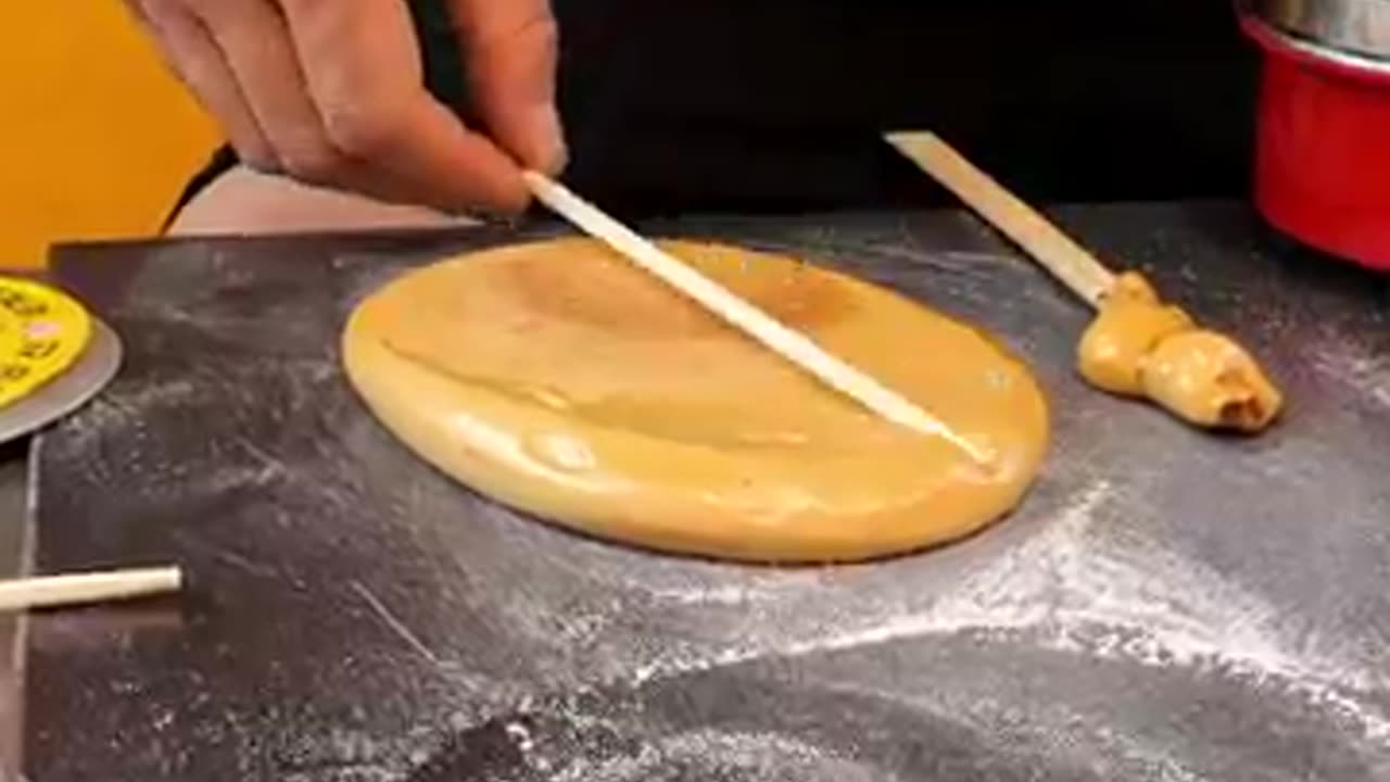 🔥 Best Dalgona Candy Stall in Korea?! They Sell 1,000 a Day — Sugar Art Perfection! 🍬🇰🇷 #shorts