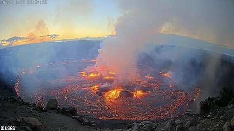LIVE - Kīlauea volcano, Hawaii (west Halemaʻumaʻu crater)