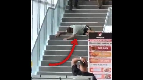Un hombre finge 'dramática' caída en escalera para evitar detención policial
