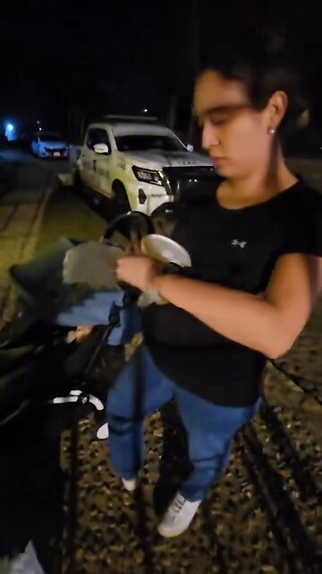 Una familia tiene que comer de noche en la calle al impedirle su hotel ingresar con alimentos