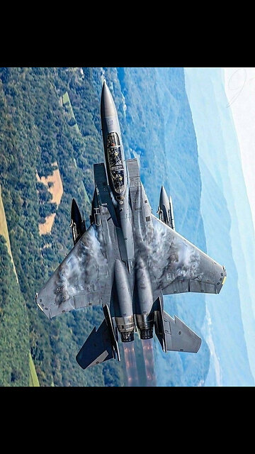 F 35 fighter jet HOVERING RIGHT ABOVE USA SOUTHERN BORDER