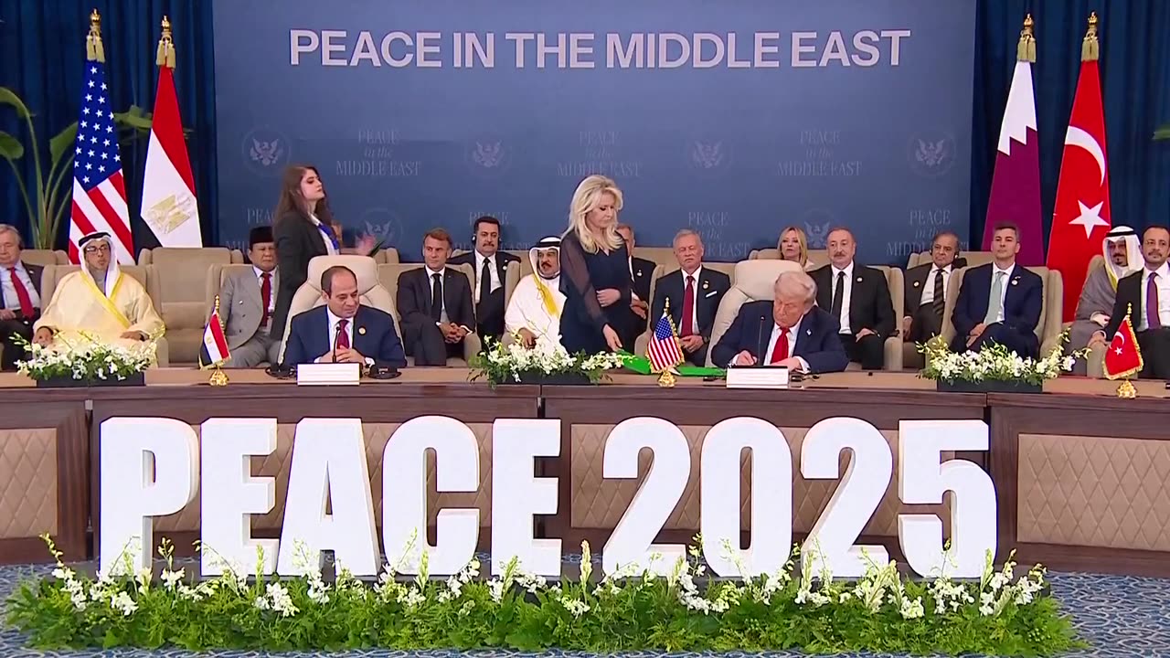 Trump, al-Sisi, Erdogan and the Emir of Qatar sign the ceasefire agreement documents