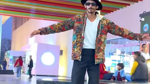 Robot-style vlog dance