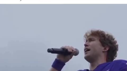 CLEMSON FOOTBALL PLAYER SINGS NATIONAL ANTHEM 🇺🇸