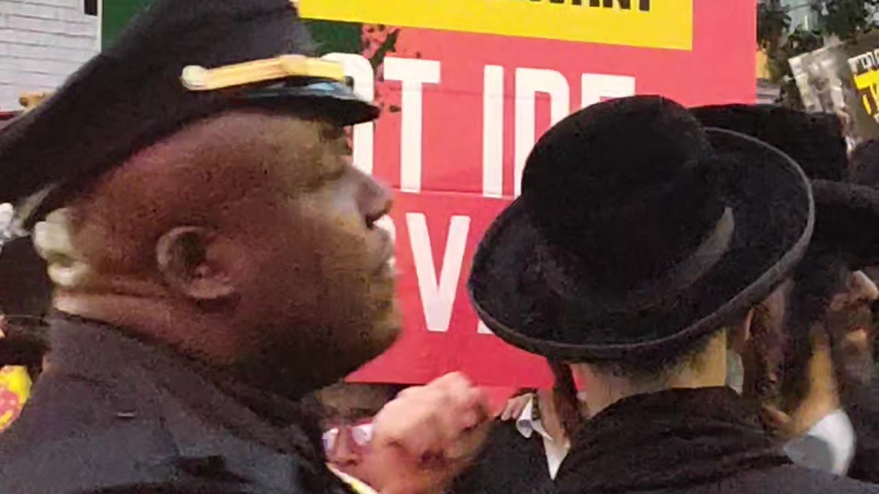 Anti-IDF Jews protest against Israel outside the zionist consulate.