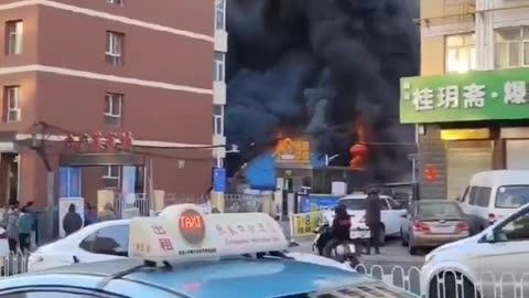 🇨🇳 A fire broke out at a market in Zhangjiakou, China. Reports indicate many