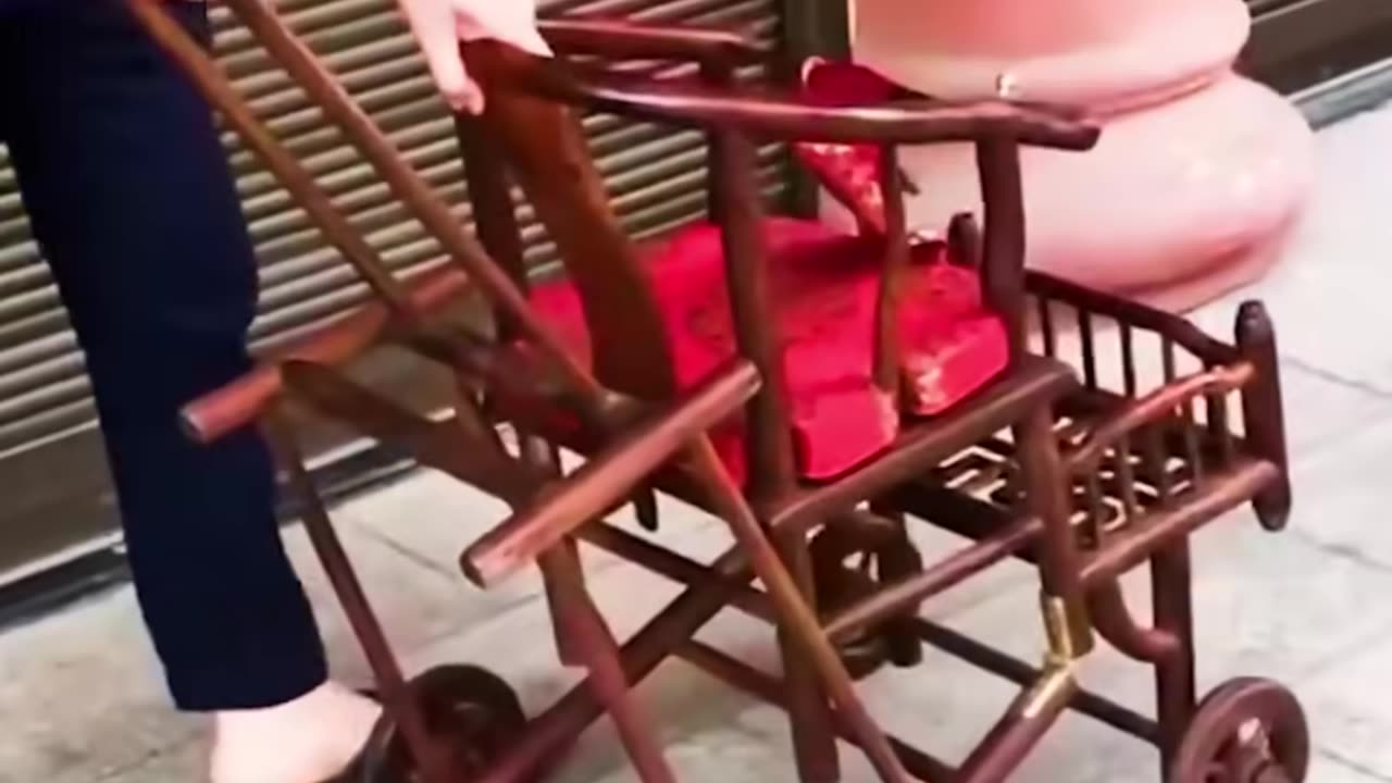 Check out this incredibly helpful baby stroller!