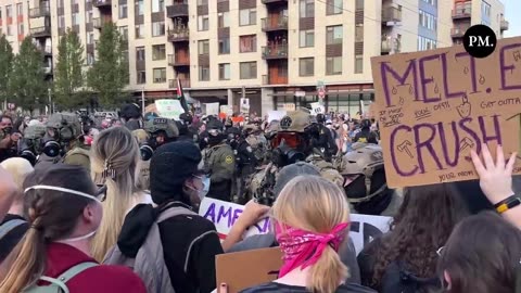 🚨 BREAKING: Antifa hiện đang sử dụng SỐ LƯỢNG THÔ BẠO để cố gắng áp đảo các đặc vụ liên bang...