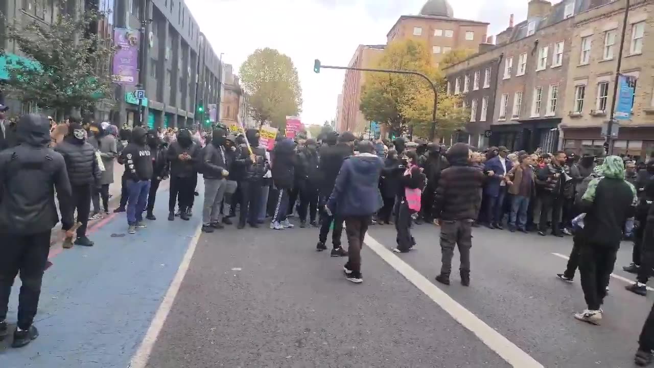 Keep it up, lads — Sadiq Khan and Keir Starmer are clapping like proud parent!