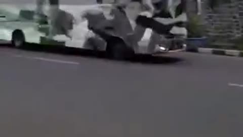 3D Holographic Advertising on a Bus in China... Not Too Distracting Is It?